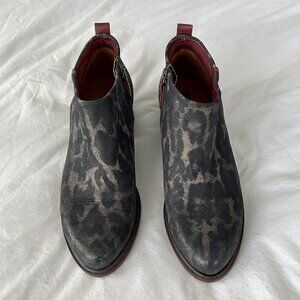 Onid Studio Animal Print Booties SZ 7